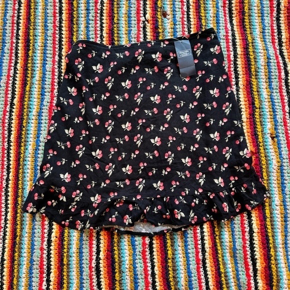 NWT Abercrombie&Fitch Cherry print Mini Skirt Small Black - Picture 3 of 4